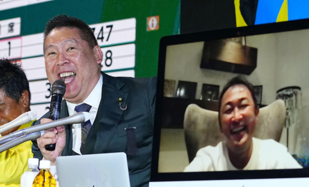 高兴的NHK党党首立花孝志（左）和东谷义和