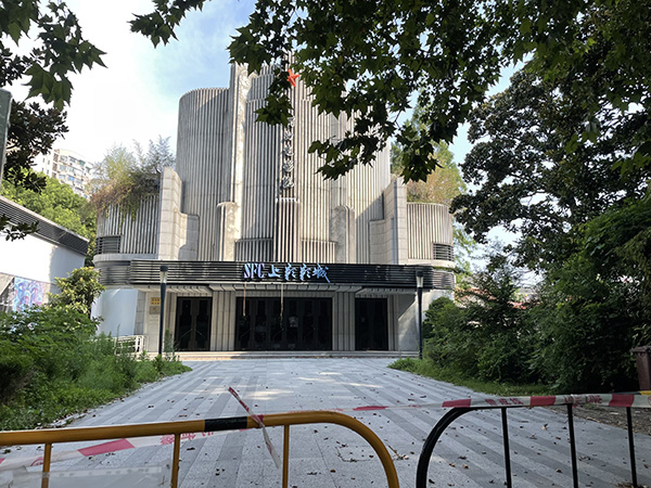 7月12日上午，衡山电影院大门紧闭，庭院内杂草丛生，外围还拦着警戒线和围栏。