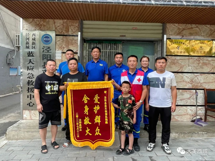 短短几分钟,泾阳县消防救援大队消防管兵赶到,第一时间确定火点进行撬