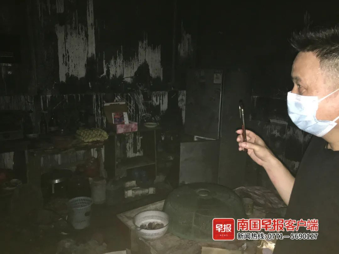 事发时，黄先生倒在客厅的地板上，饭桌上还留着事发前他们一家吃剩的饭菜。除标注外，本文图片均由南国早报记者 黄乒宾 摄