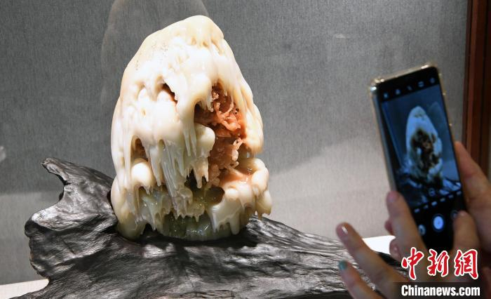 由中国工艺美术大师林东创作的寿山石雕刻作品《踏雪寻梅》吸睛。　记者刘可耕 摄
