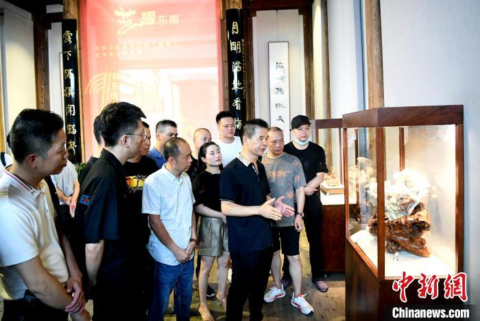 中国工艺美术大师林东介绍此次传承展的参展作品。　记者刘可耕 摄
