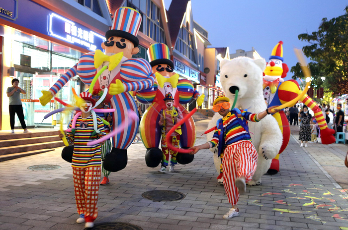 小丑游行队伍活跃开业的气氛。