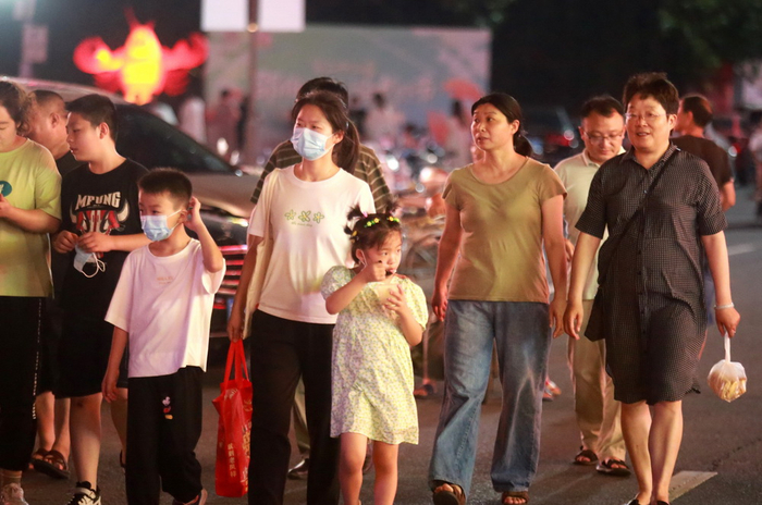 2022年7月9日，游客在江苏省扬州市江都区邵伯镇的龙虾市集游玩。