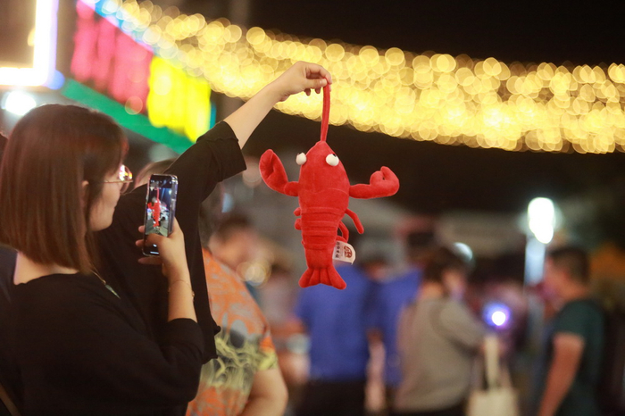 2022年7月9日，江苏扬州江都区邵伯镇夏季龙虾市集开市，吸引众多市民和游客前来游玩。