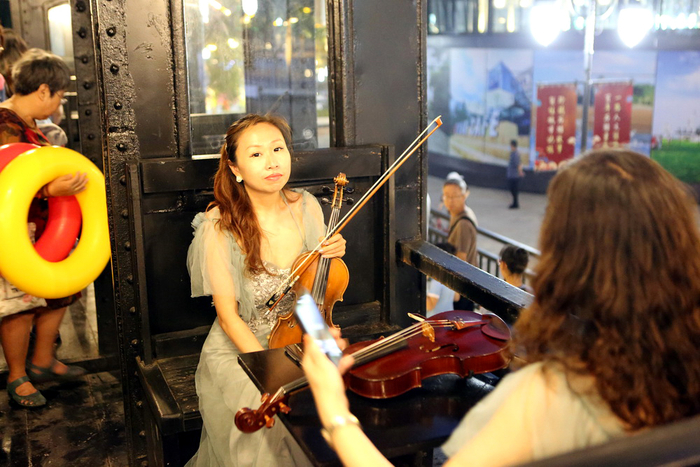 两位小姐姐为开业做准备。