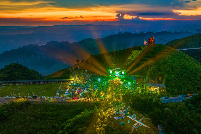 2022年7月9日，湖北宜昌，百里荒旅游度假区的荒野星空音乐节开幕现场。