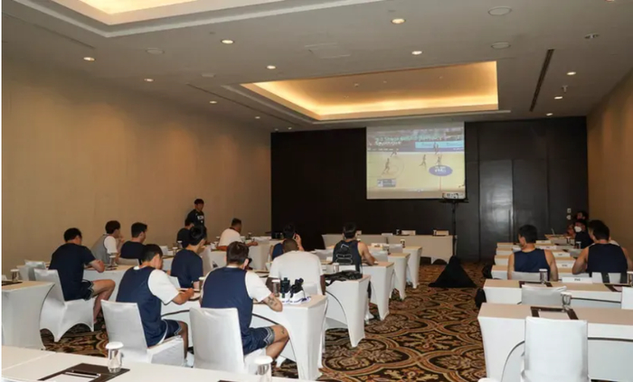 韩国男篮赛前观看中国球员录像。