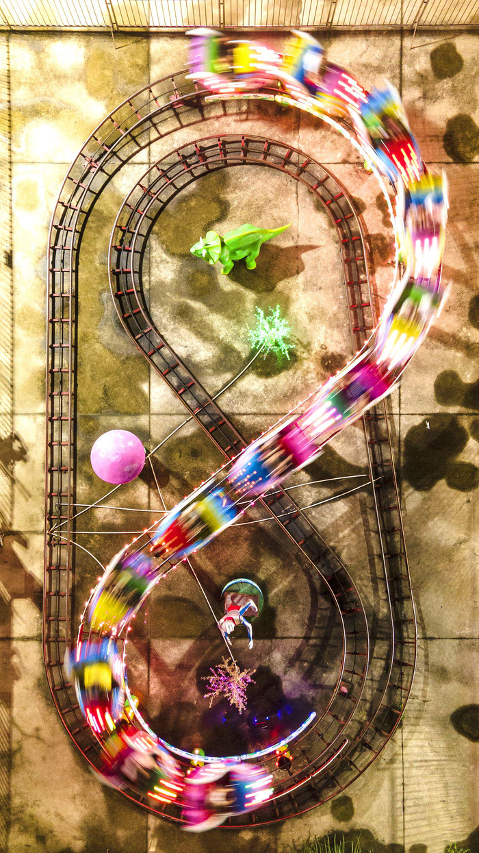 2022年7月8日晚，市民在海南琼海万泉河广场游乐场游玩。