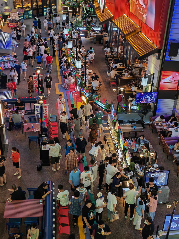 2022年7月9日晚，北京市民在餐饮一条街品尝美食。