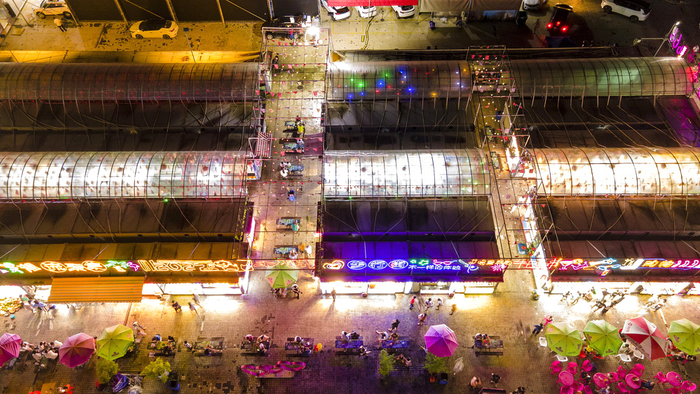 2022年7月8日，海南琼海泉河广场游乐场人流攒动彩灯辉映。