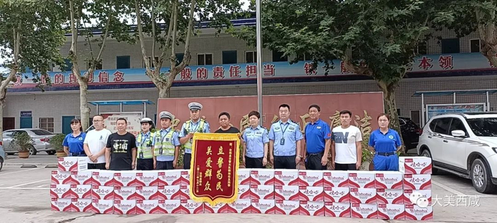 短短几分钟,泾阳县消防救援大队消防管兵赶到,第一时间确定火点进行撬