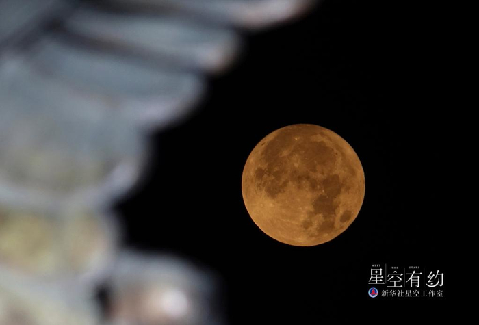 这是2018年1月2日清晨在辽宁省大连市甘井子区拍摄的“超级月亮”。新华社发 刘德斌 摄