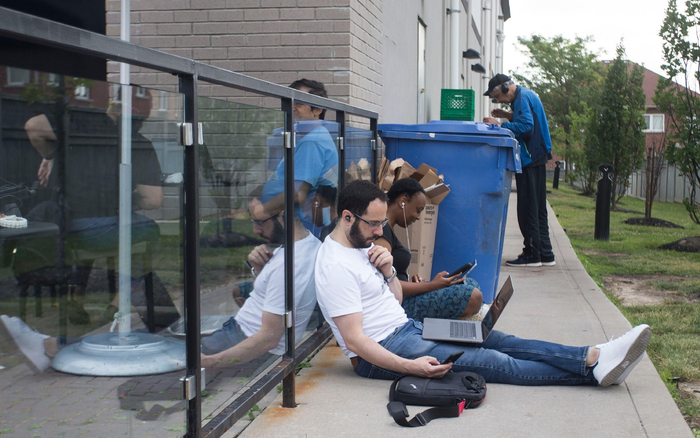 ▲7月8日，罗杰斯电讯公司上午发生重大网络故障，人们在公共场所“蹭”网。图/新华社