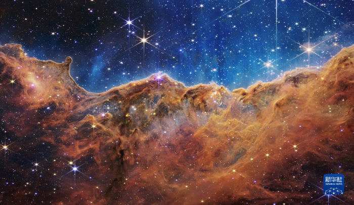 　　这是美国航天局7月12日公布的詹姆斯·韦布空间望远镜拍摄的宇宙图像。新华社发（美国航天局供图）