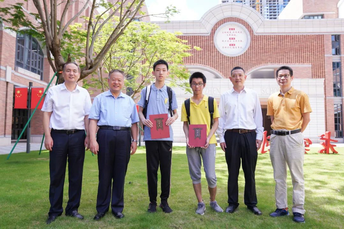 深圳中学校长朱华伟、张继平院士、冯晨旭、彭也博及冯晨旭、彭也博父亲（从左至右）合影。本文图片均由北京大学供图