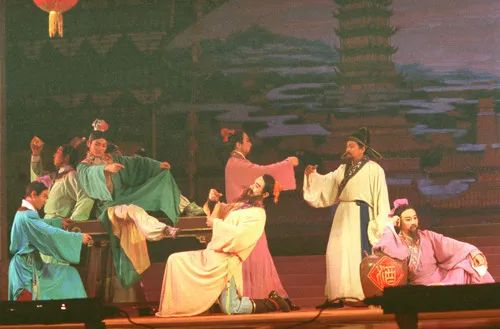 天津歌舞剧院根据杜甫的《饮中八仙歌》一诗编成的醉酒舞。　 新华社记者陈海宁摄