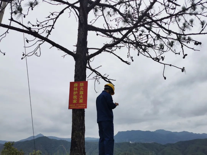 陈长江正在与相关部门电话沟通电力线路迁改事宜。工人日报记者李娜 摄