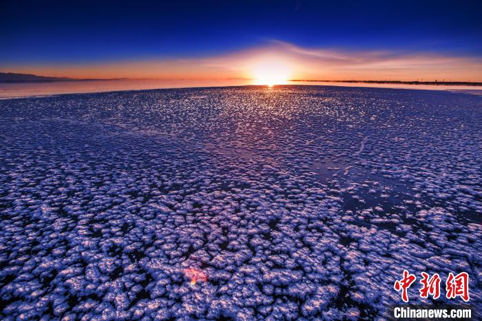 图为柴达木盆地境内的盐湖日出。　海西州委宣传部 供图