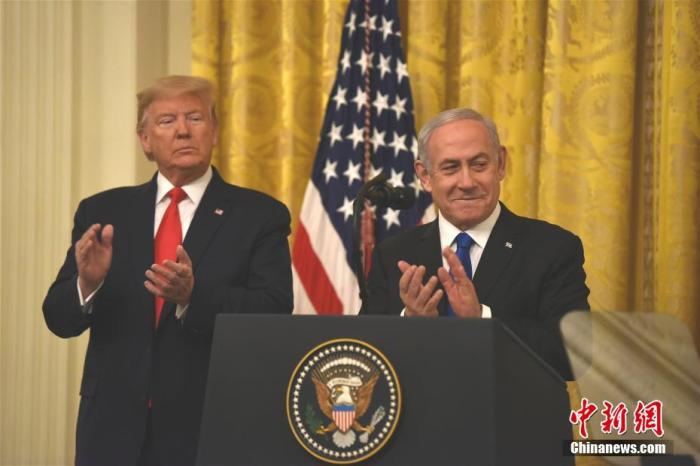 　　资料图：2020年1月28日，美国前总统特朗普和以色列前总理内塔尼亚胡在白宫举行联合发布会，宣布所谓推动解决巴勒斯坦与以色列问题的“世纪协议”。巴勒斯坦方面此前已表示，该协议违反国际法，呼吁国际社会予以拒绝。 中新社记者 陈孟统 摄