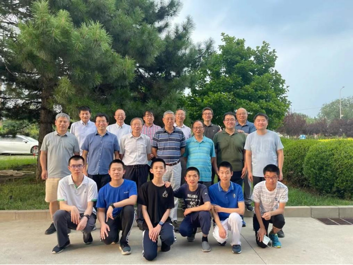 田刚等北大数学学科的老师们赛前看望中国数学奥林匹克国家队&nbsp;彭也博（左三）、冯晨旭（左五）