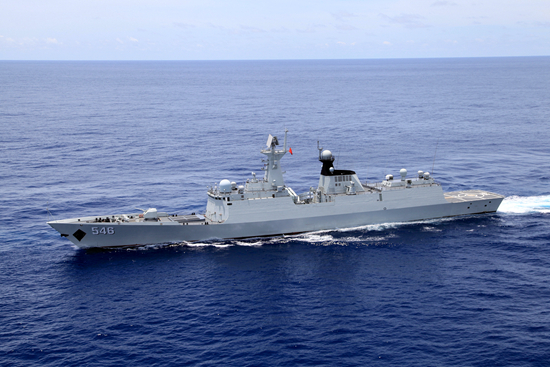     盐城舰在航渡途中。  杜江帆/摄