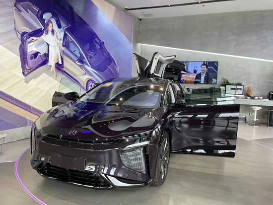&nbsp;因涉嫌汽车音响虚假宣传，高合汽车陷入舆论风波。其在官方回应中表示，所涉配置描述反映了高合汽车与英国之宝的合作模式，也是基于汽车产品说明的通用做法。图为北京市朝阳区一家高合汽车直营店展示的高合HiPhi&nbsp;X。王志远/摄