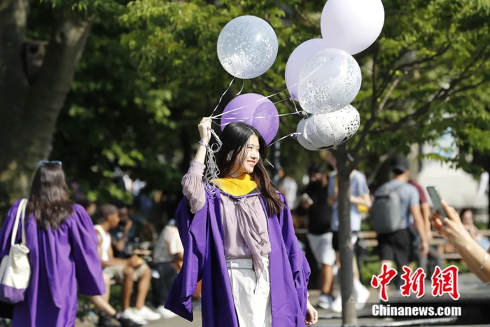 2021年5月，美国纽约大学的中国留学生在曼哈顿华盛顿广场欢庆毕业时刻。中新社记者 廖攀 摄