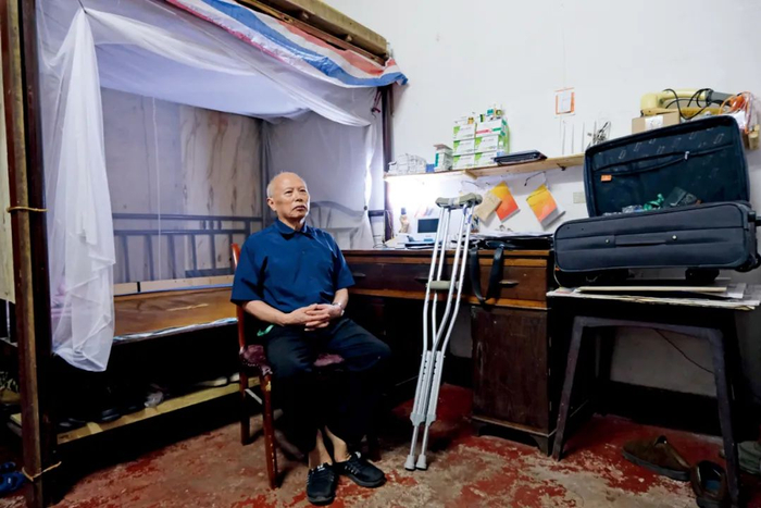 妻子去世后，77岁的黄国良独居在单位宿舍，被养老公寓骗去15万元养老钱后，在长沙宝宁寺住了一年。