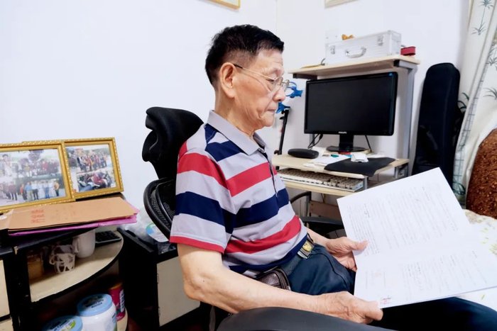 82岁的黄天成收集了大量养老公寓项目的材料。