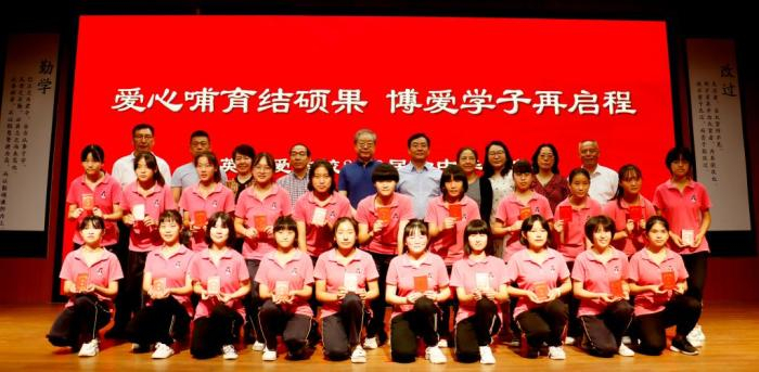 2020年精英博爱学校首批21名公益生迎来初三毕业典礼。民革河北省委会供图