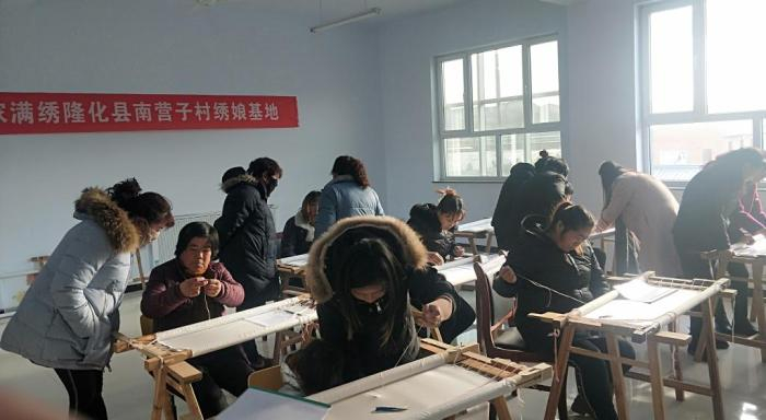 “皇家满绣”承德市隆化县南营子村绣娘基地开班。民革承德市委会供图