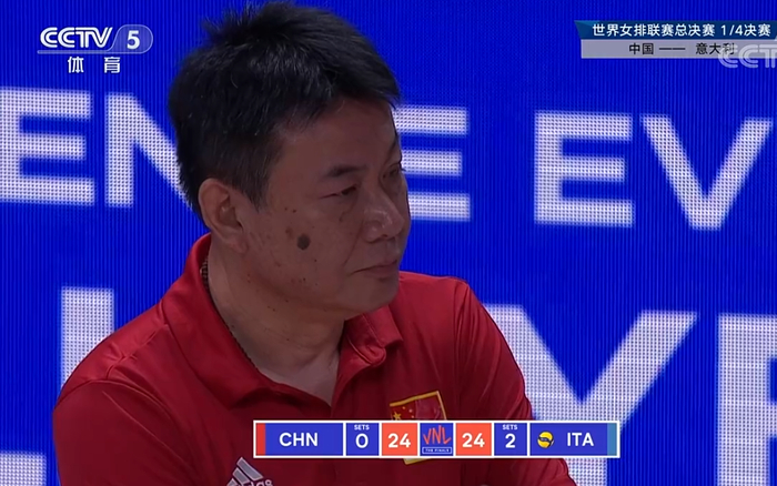 比赛中，中国女排主帅蔡斌表情严肃。  视频截图