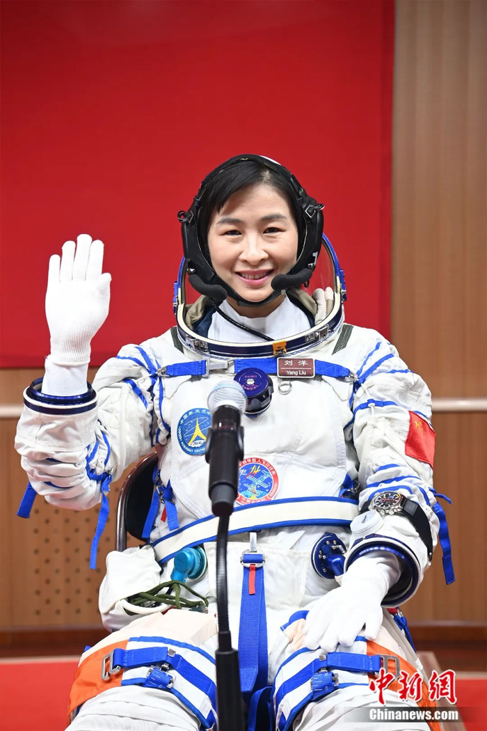 2022年6月5日，神舟十四号载人飞行任务航天员乘组出征仪式在酒泉卫星发射中心举行。图为刘洋。中新社发 汪江波 摄