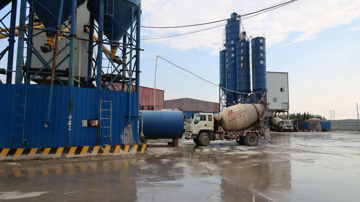 河间市诗经村镇西诗经村混凝土加工厂曾被刘涛假记者团伙敲诈1000元。新京报记者 李英强 摄