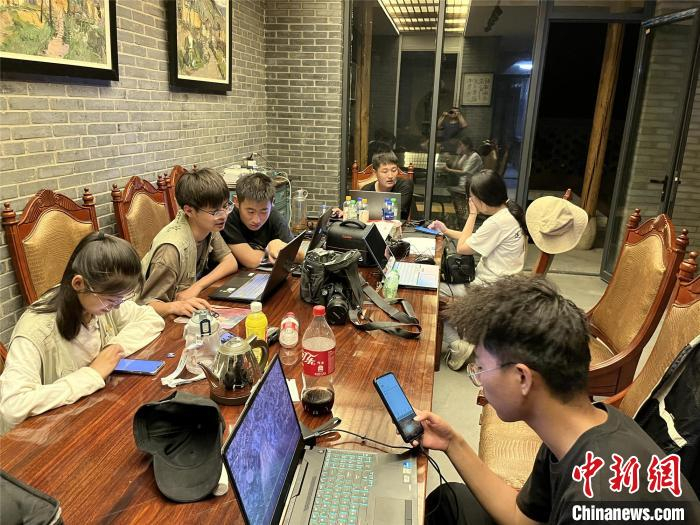 每天晚上，“微光绘梦”团队成员都要加班整理拍摄素材。　朱振锋 摄