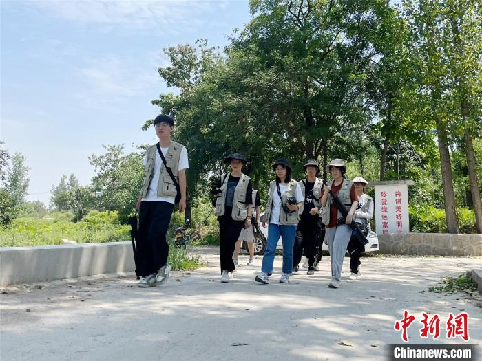 集体外出，赶拍素材。　孙宇超 摄
