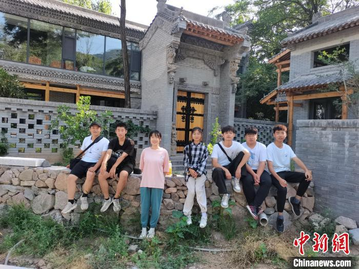 每天拍摄别人，这次给自己拍一张合影。　孙宇超 摄