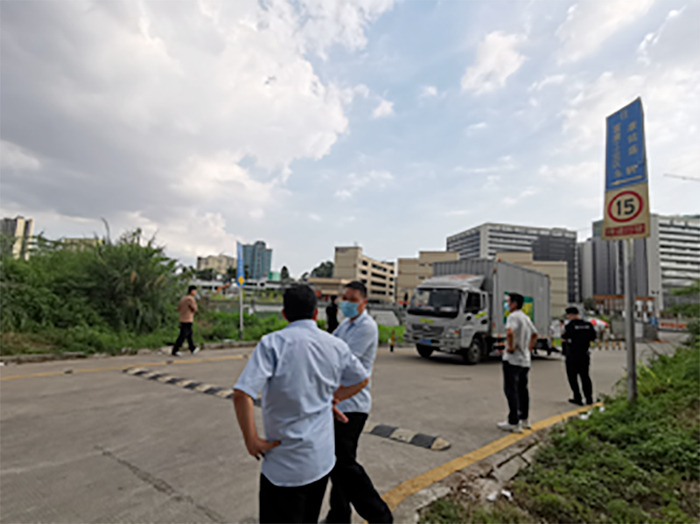图为：7月13日下午，*ST长方人员盘查从康铭盛开出的货车
