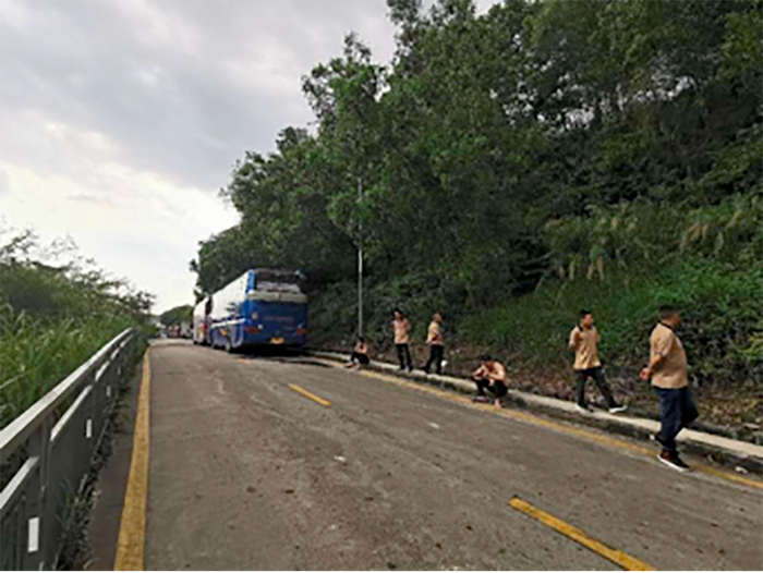 图为：7月13日下午，多名*ST长方员工，在康铭盛厂区外的山坡上