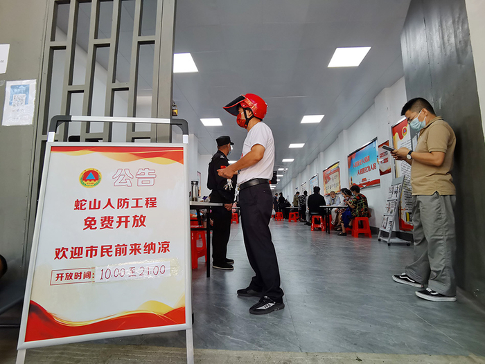 2022年7月13日，武汉，市民在武昌蛇山人防工程纳凉点内避暑。  本文图均为 IC photo 图