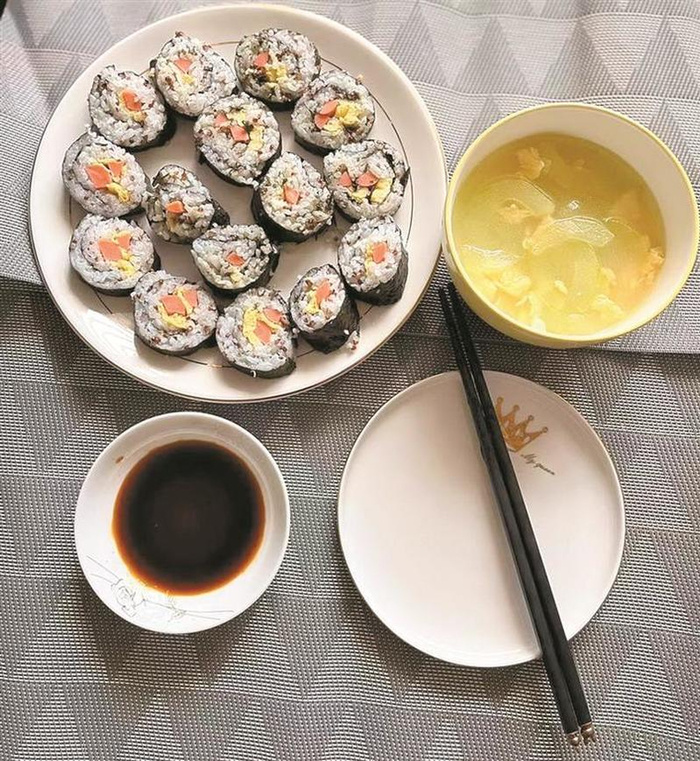 ▲学生们积极响应做饭活动，晒出自己烹饪的美食。