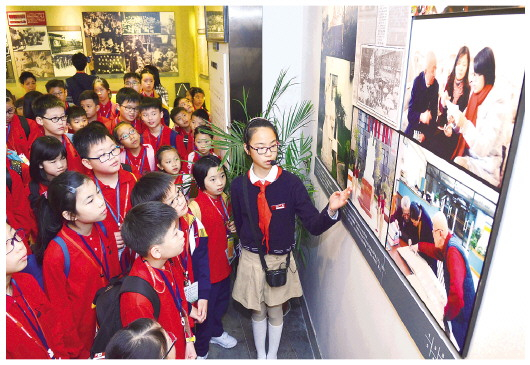 剧团陈列馆为香港学生讲解。 （受访者供图）