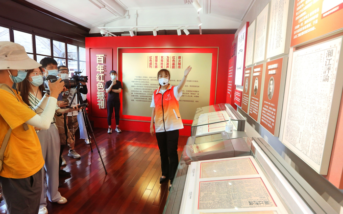 7月14日，京报馆，工作人员向媒体人员介绍馆内展览。新京报记者 王嘉宁 摄