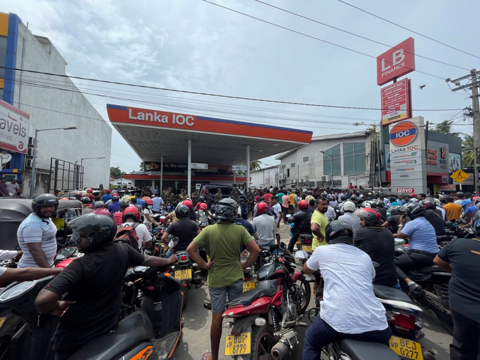 加油站被等待加油的人群包围了