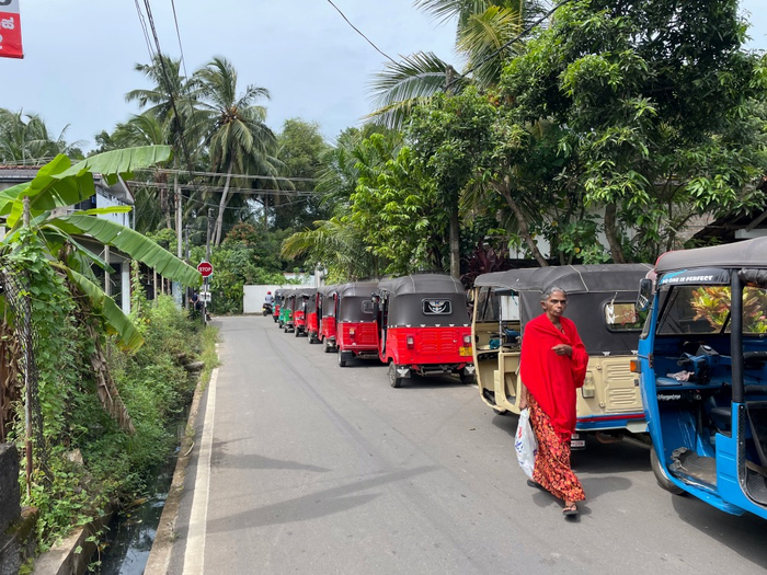 排队加油的小车
