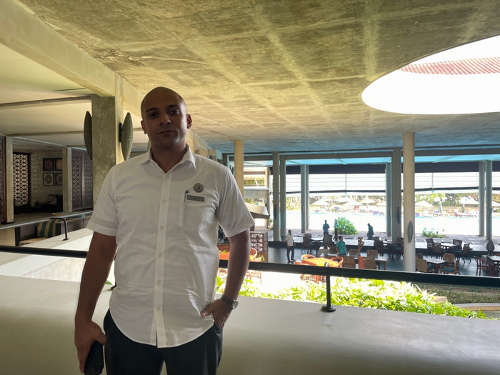 这位酒店职员告诉我，Cinnamon Bey Beruwala酒店自备发电机，目前还能应付停电的状况。