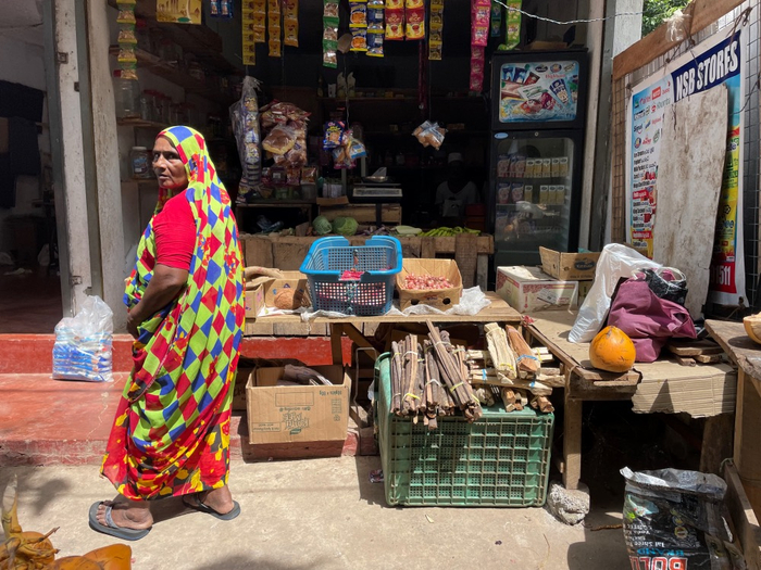 街边许多杂货店都开始卖起了柴火
