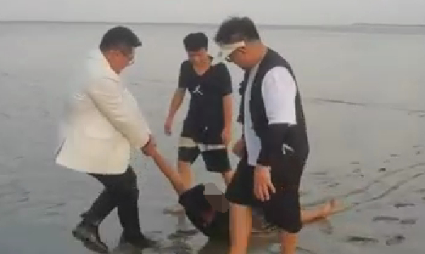 姚泽轶帮助拉落水者上岸。