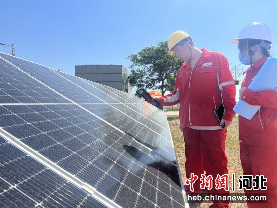 员工在冀东油田南堡先导站光伏电站利用红外成像仪对光伏组件运行情况进行检查。  供图